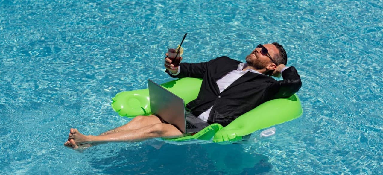 Work and Play in Style: Luxury South Beach Airbnbs for the Discerning Business Traveler